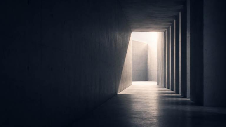 Bauen zwischen Traum und Realität. Abstrakte Betonarchitektur mit Licht und Schatten als Symbol für Orientierung, Entscheidungen und den Weg vom Bauwunsch zur Realität.