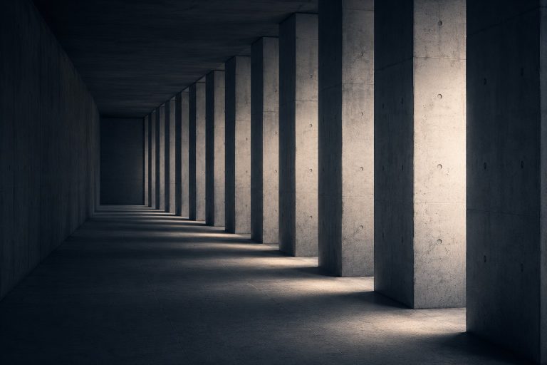 Abstrakte Betonarchitektur mit klaren Linien als Symbol für Bauleitung, Struktur und Kontrolle im Bauprojekt.