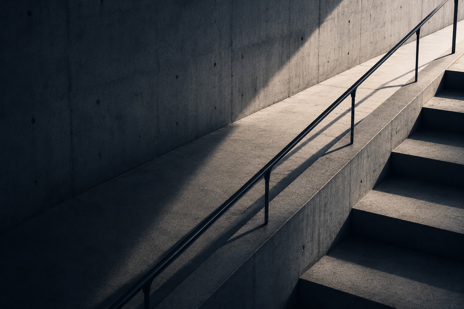 Abstrakte Betonarchitektur mit klarer Lichtführung als Symbol für Struktur, Sicherheit und klare Vereinbarungen im Bauvertrag.