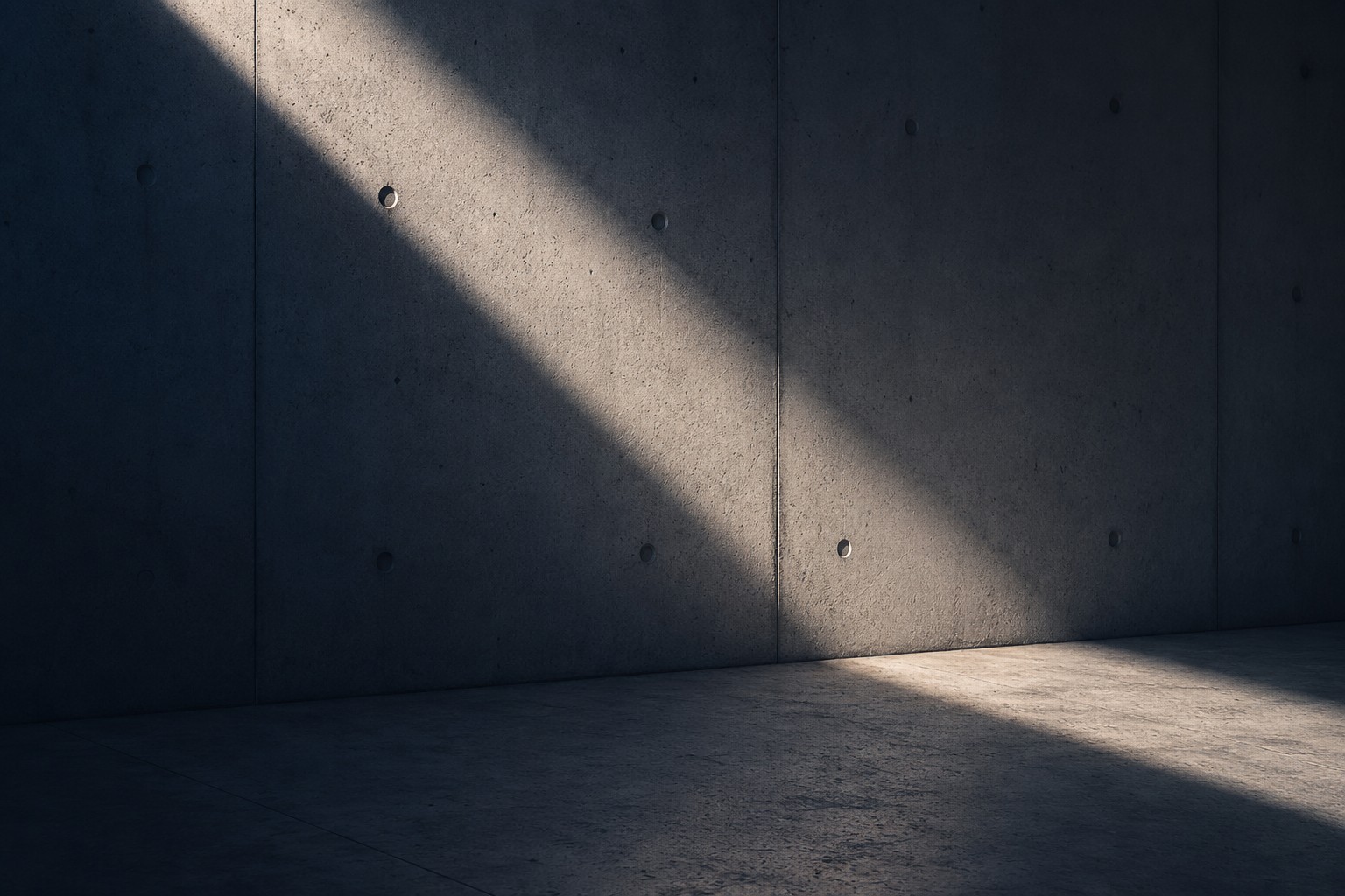 Abstrakte Betonarchitektur mit Lichtstreifen als Symbol für klare Struktur im Bauprojektmanagement